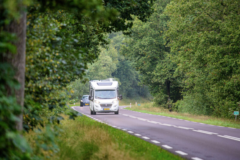 Camper op weg in Nederland