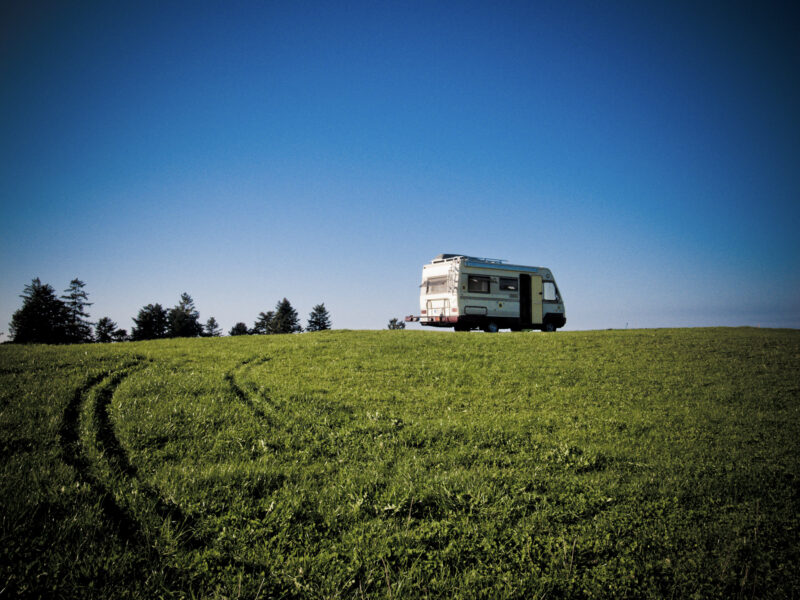 Beeld ter illustratie - camper op groene weide
