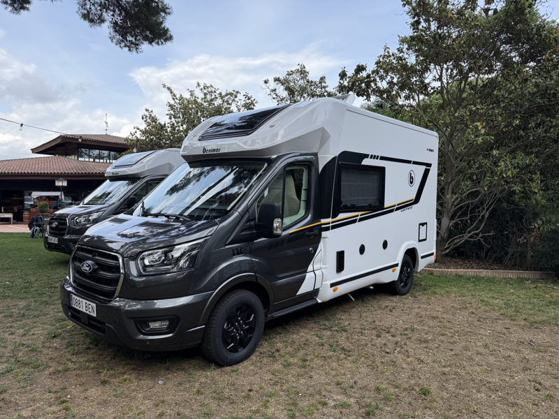 Grijze halfIntegraal camper van Benimar