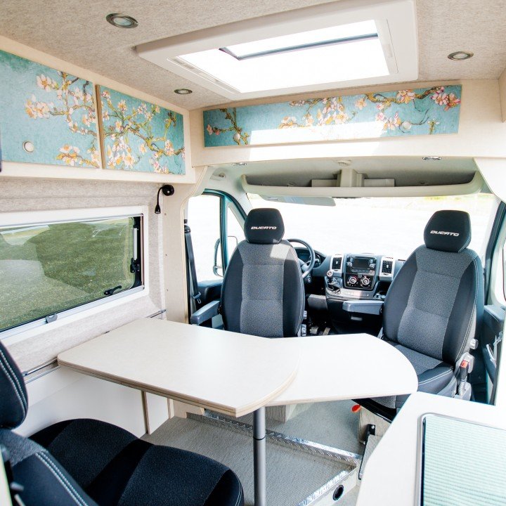 C’est la vie interieur buscamper
