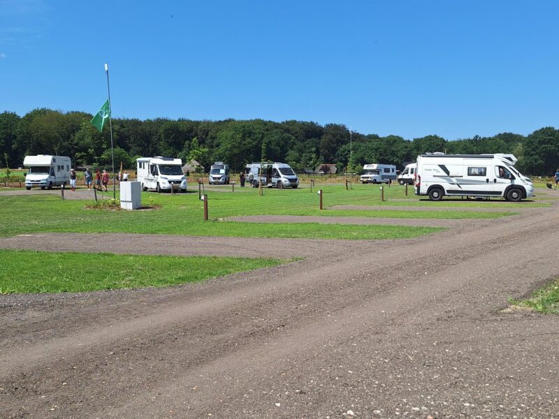 Camperveld met campers.