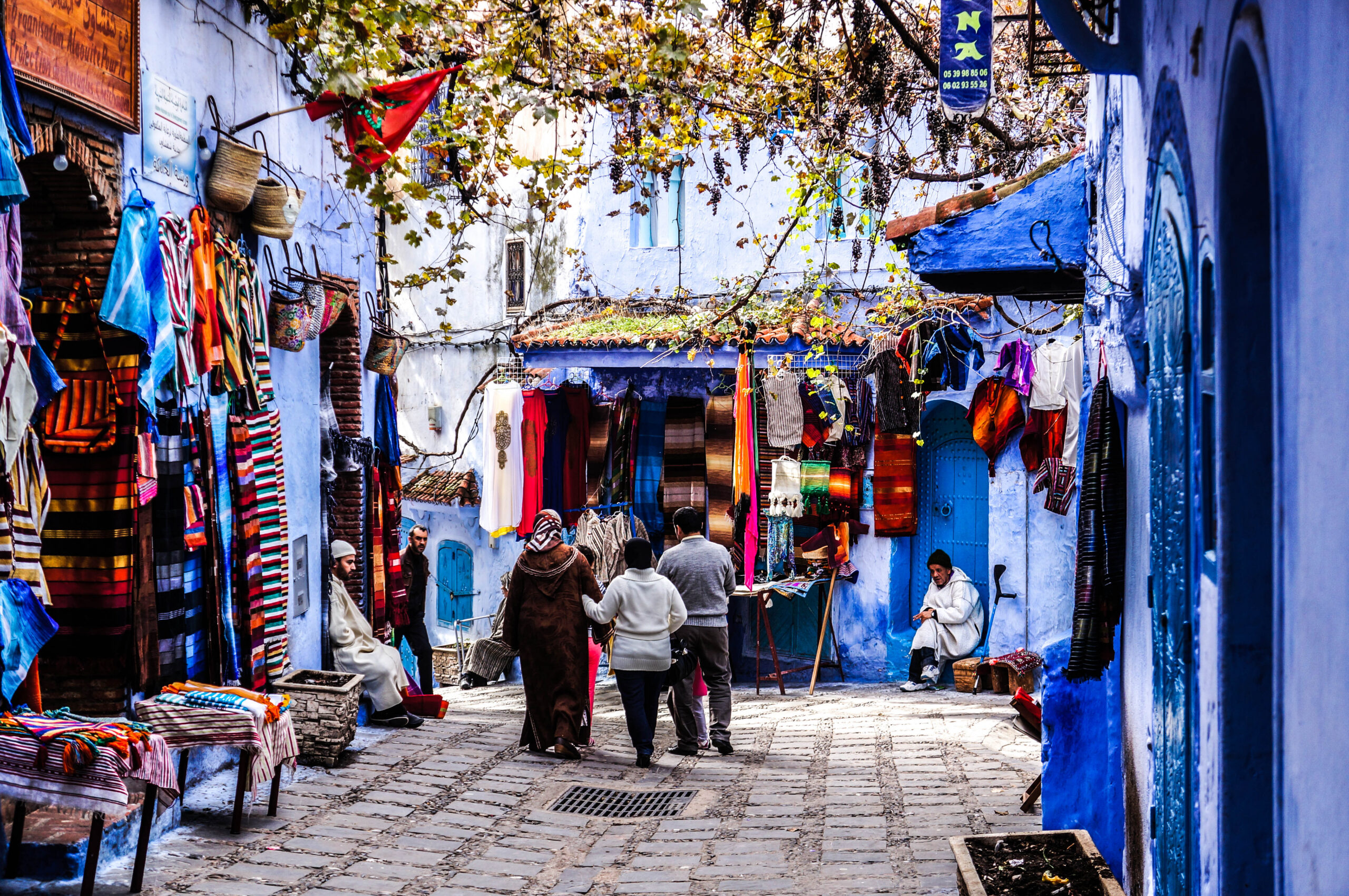 Marokko-Chefchaouen-winkelstraat-2019-001-002