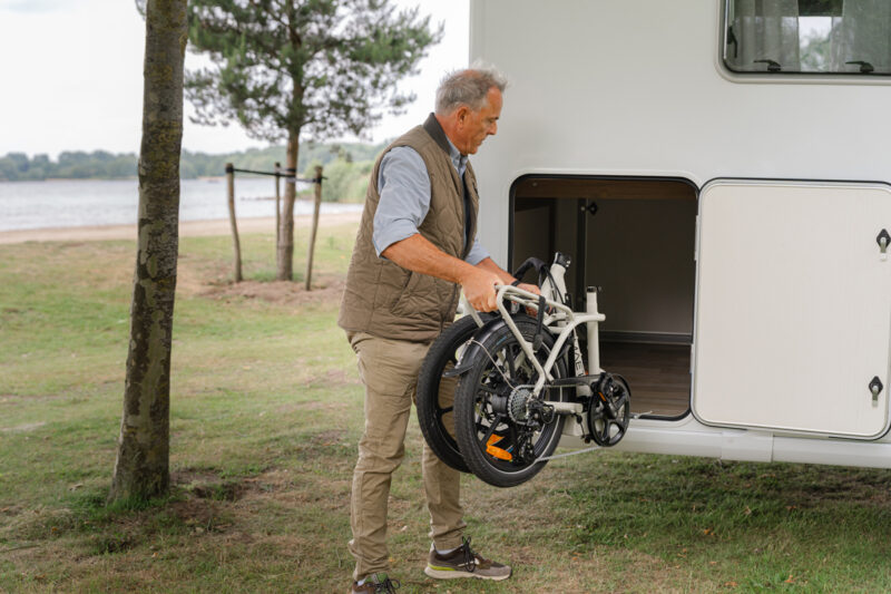 Fiets van OPMAET die in garage van camper wordt gezet