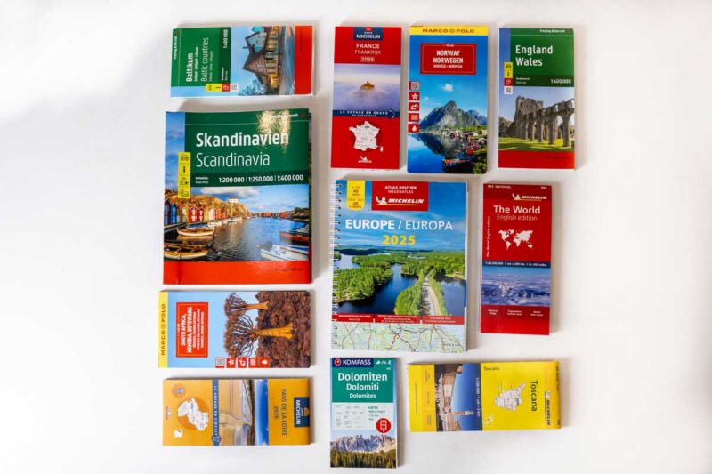 reisgidsen en landkaarten gespreid uitgestald met cover naar boven