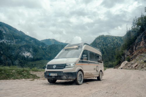 Buitenkant camper van dichtbij in de bergen.