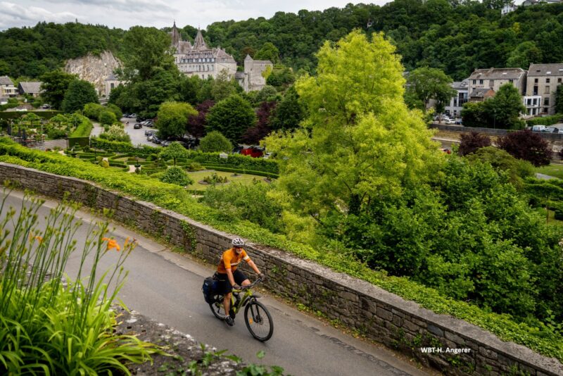 Fietser in het plaatsje Durbuy