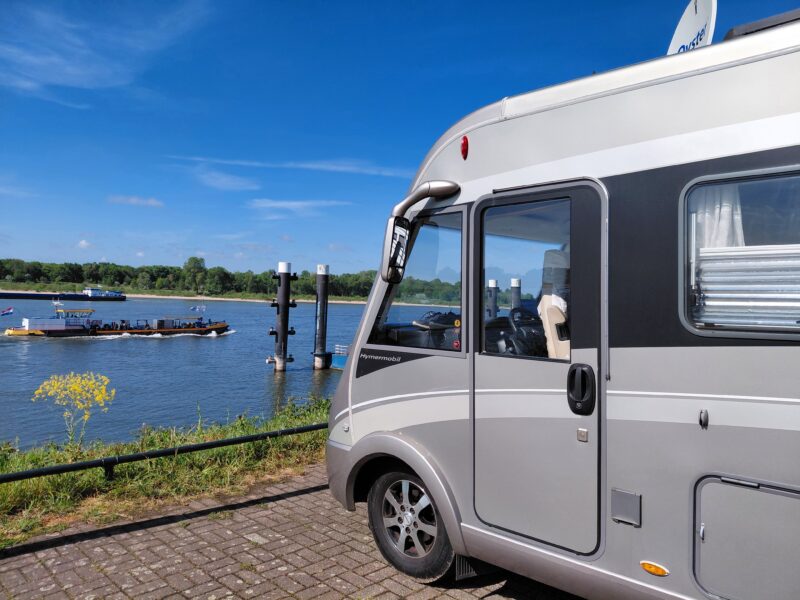 Zicht op een camper bij de Rijn in Tolkamer