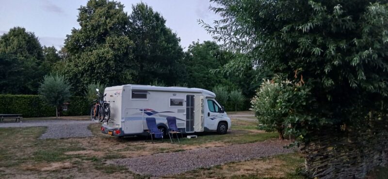 Een afbeelding van een camper op camperplaats Loevia