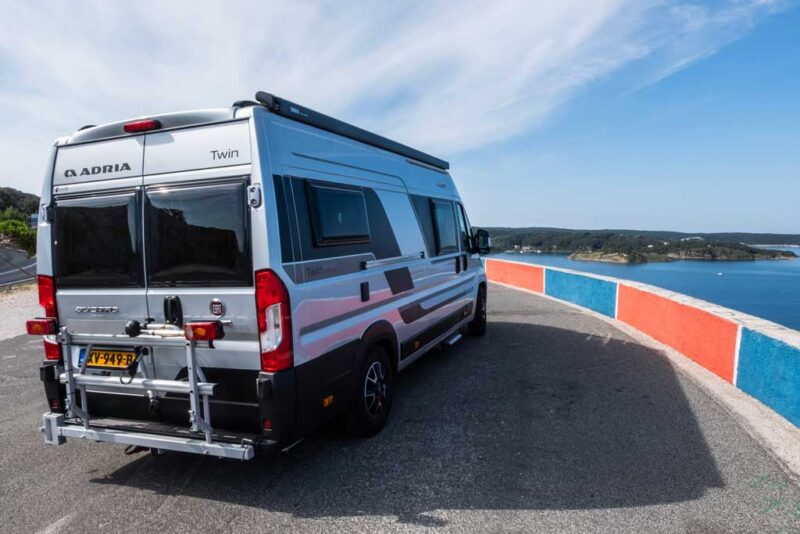 adria-twin-camper-uitzicht-zee