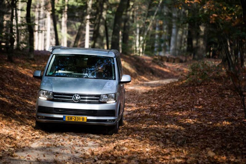 volkswagen camper in het bos