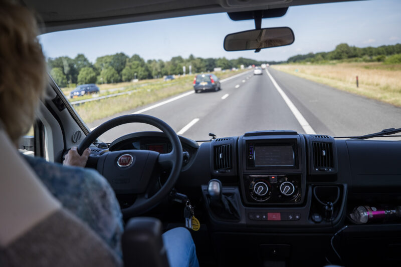 algemene afbeelding van zicht op de weg vanuit de camper